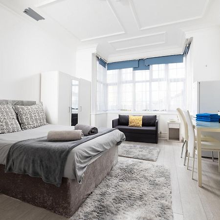 Bright Studio On Golders Green Road London Exterior foto